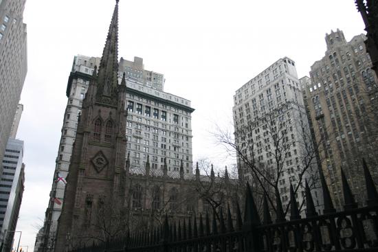 Eglise entoure d'immeubles