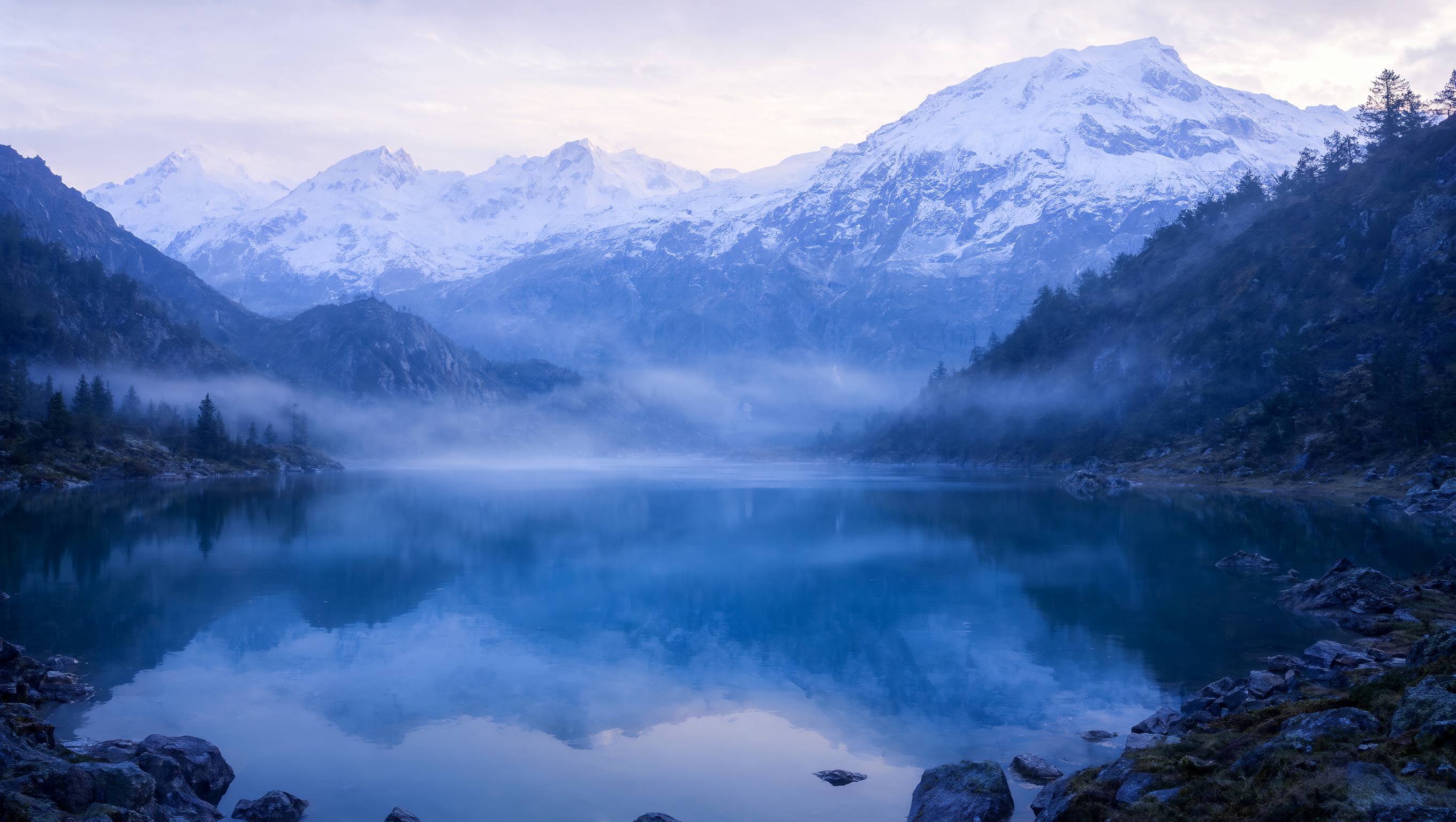 Wallpaper Le lac des brumes argentees - Montagnes 2K Intelligence Artificielle - IA