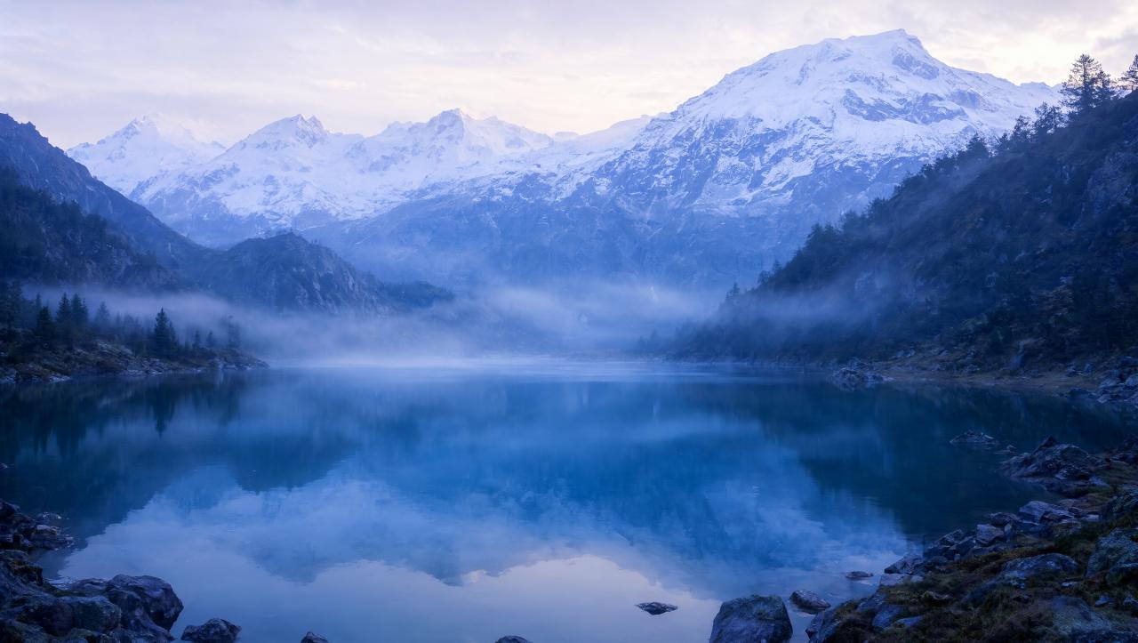 Wallpaper Le lac des brumes argentees - Montagnes 2K Intelligence Artificielle - IA