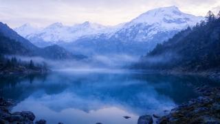Wallpaper Intelligence Artificielle - IA Le lac des brumes argentees - Montagnes 2K
