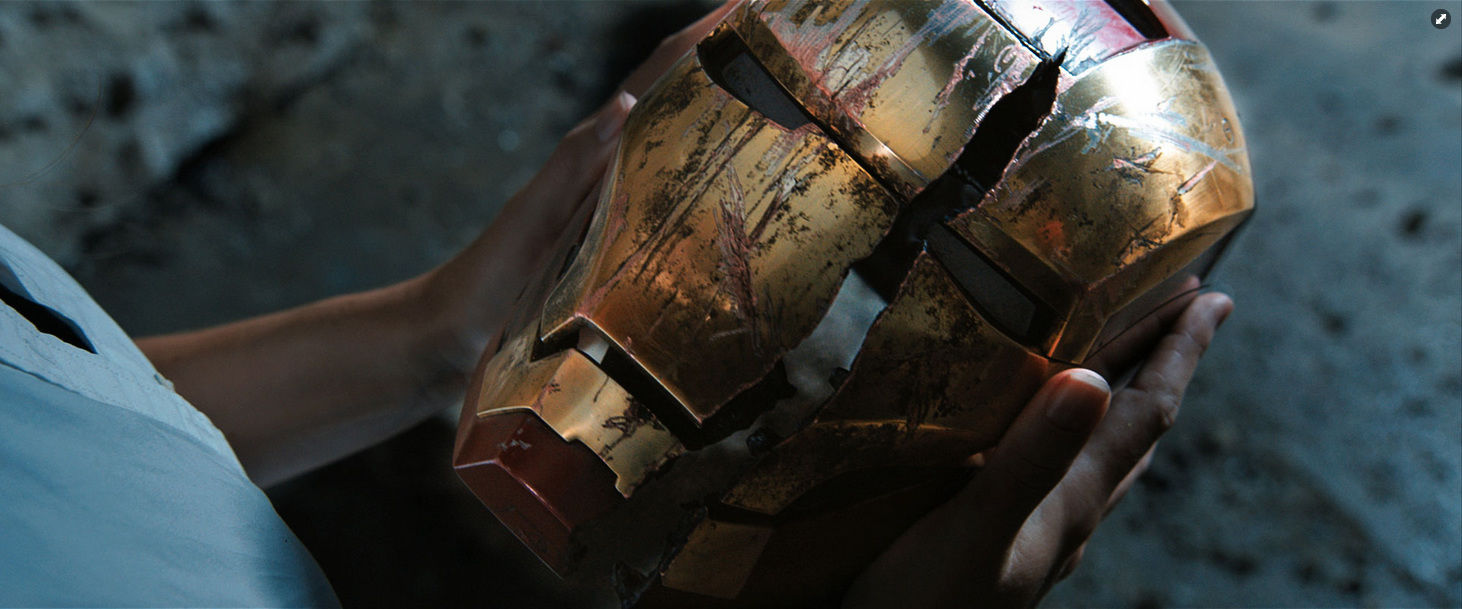 Wallpaper Casque Iron Man 3  tenu par Pepper Potts Iron Man