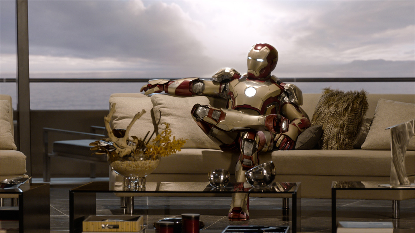 Wallpaper Iron Man 3 posant en armure sur divan Iron Man