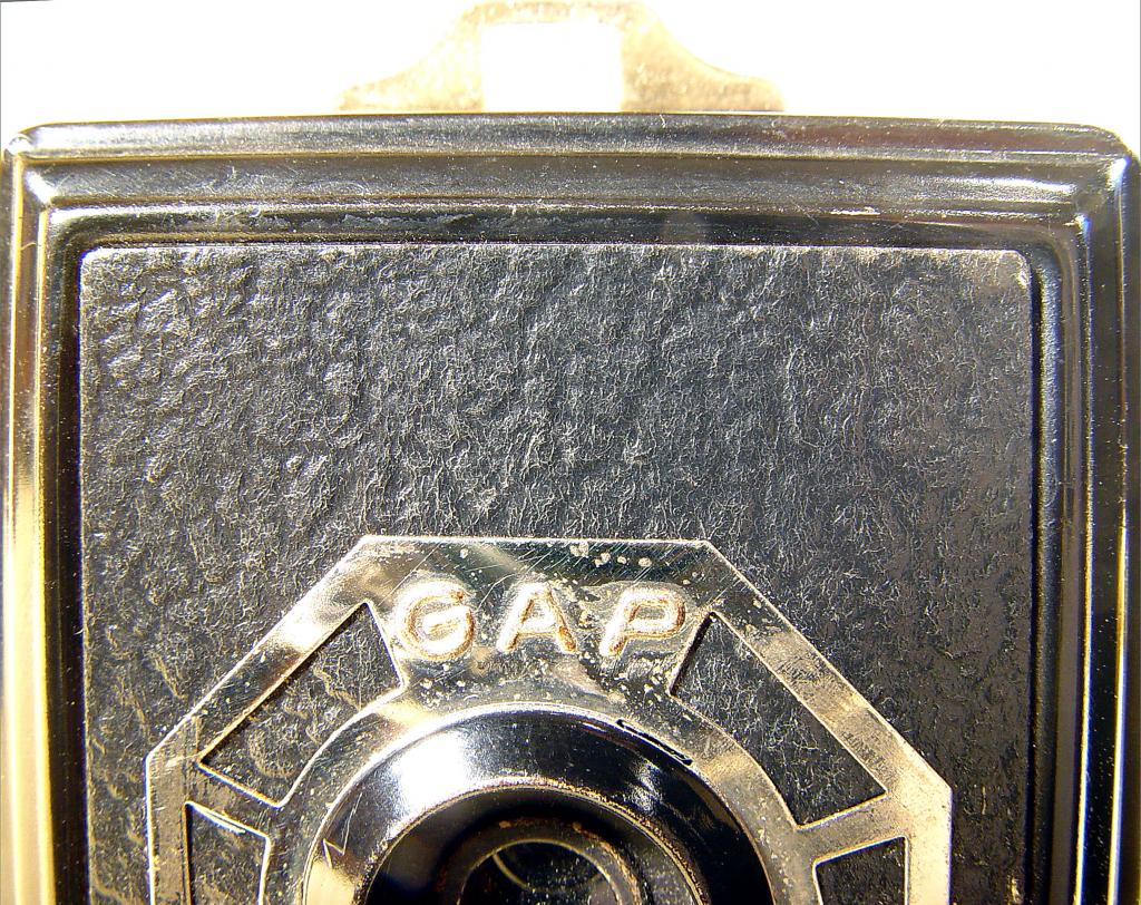 Wallpaper 2465-10  GAP  box 3X4 enjoliveur polygonal sur fond noir, collection AMI Appareils photos