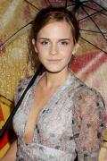 Wallpaper Emma Watson tenue de soiree et parapluie