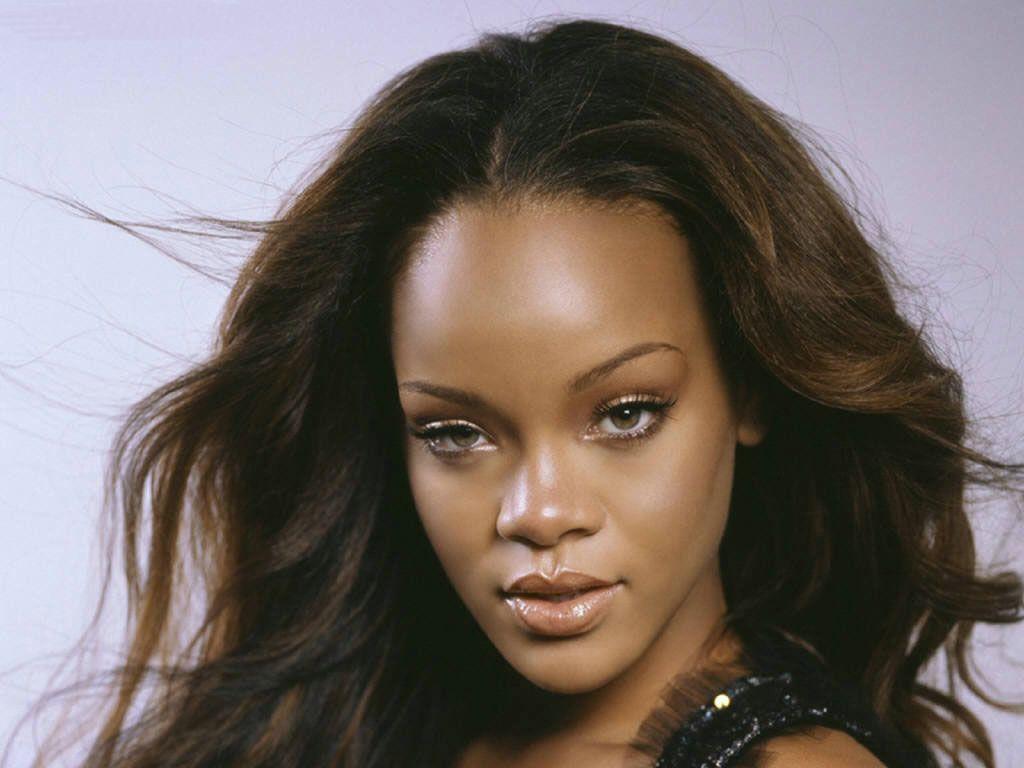 Wallpaper Rihanna portrait cheveux au vent