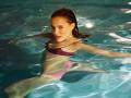 Wallpaper Natalie Portman a la piscine