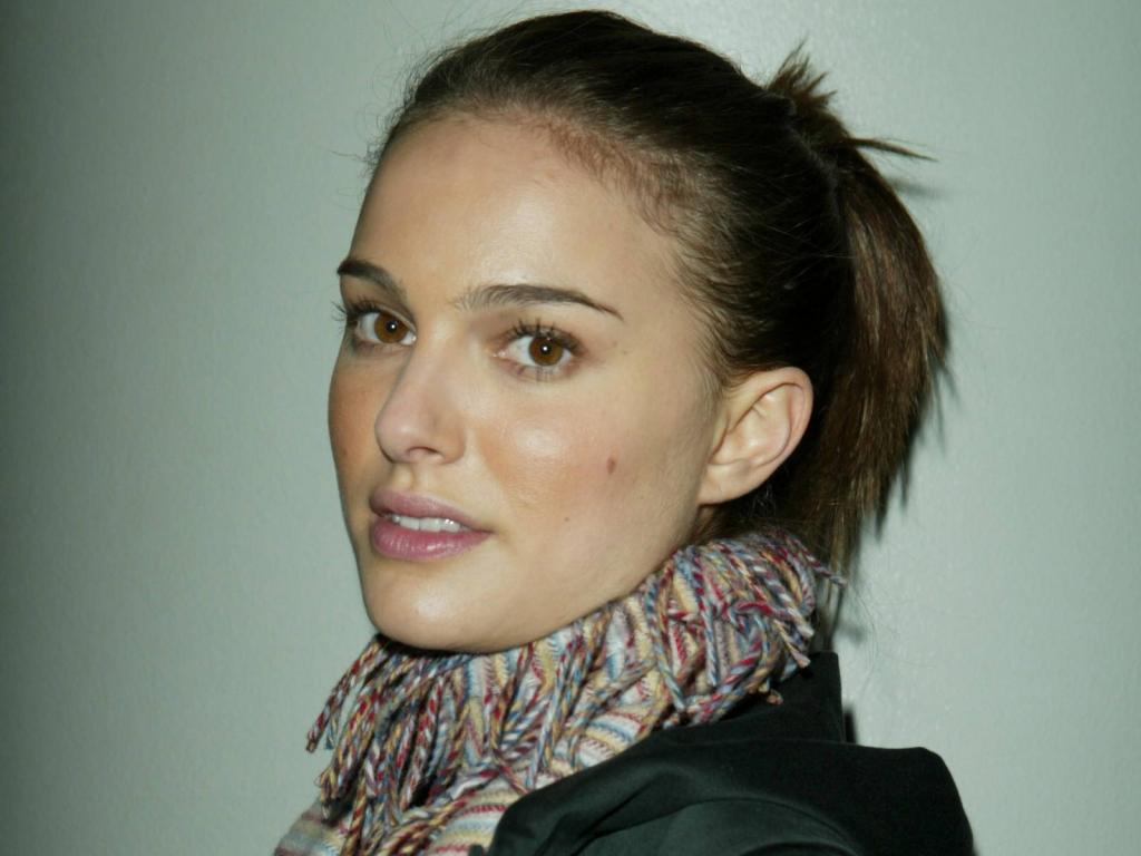 Wallpaper Natalie Portman portrait  foulard et chignon