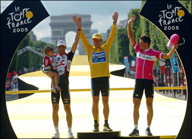 dimanche juillet 24, 19h45 Ivan Basso, Lance Armstrong et Jan Ullrich sur le podium du Tour de France, le 24 juillet 2005 sur les Champs-Elysées à Paris